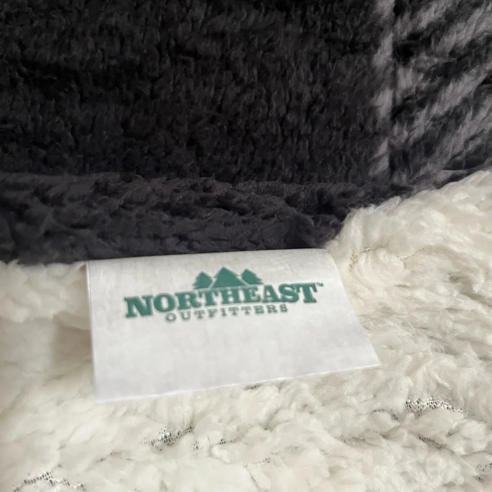 NWT Northeast Outfitters Cozy Black Gray  Check Sherpa Blanket 50 x 60